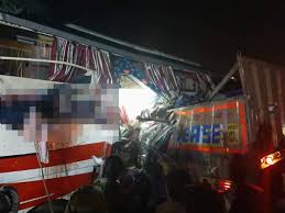 ಆಗ್ರಾ- ಲಕ್ನೋ ಹೆದ್ದಾರಿಯಲ್ಲಿ ಭೀಕರ ಅಪಘಾತ:  16 ಸಾವು